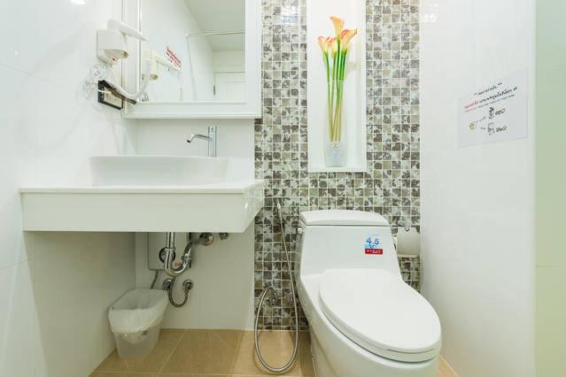 Sabai Dee Minitel Hotel Bangkok Bagian luar foto